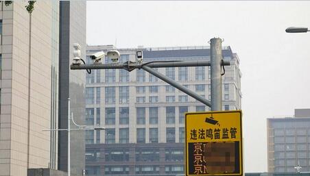 可以抓拍路口50米左右范围的鸣笛车辆信息，前段抓拍图像后，可以实施投影在现场LED显示屏上，同时也会把违法记录传送到交管局非现场执法系统里生成违法信息。.jpg
